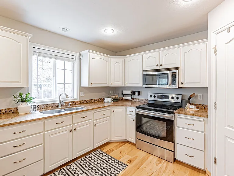 3915 Woodhaven Ln — Photo 13