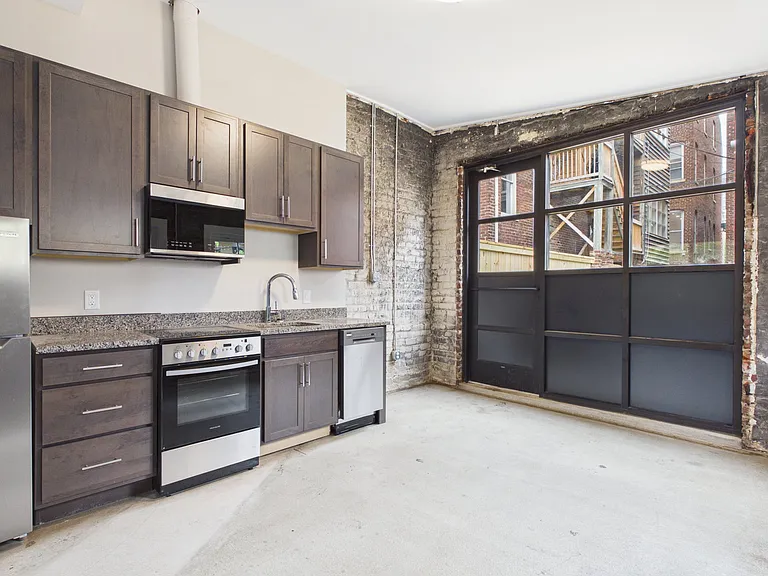 7 East Franklin — Photo 27