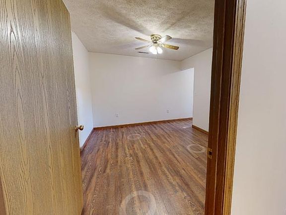 5th image of 909 W Cherry St