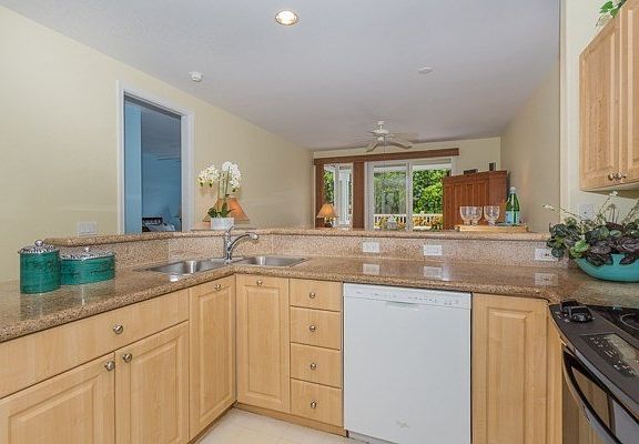 3rd image of 75-6009 Alii Dr APT J3