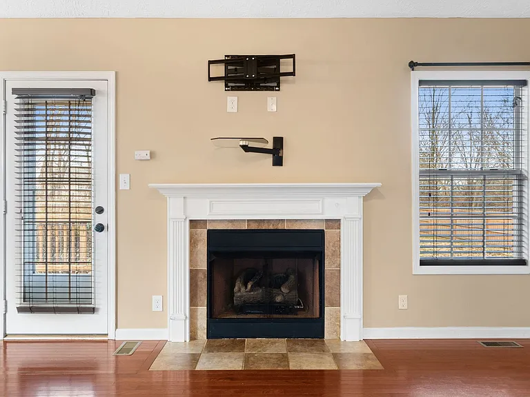 1390 Whitt Ln — Photo 8