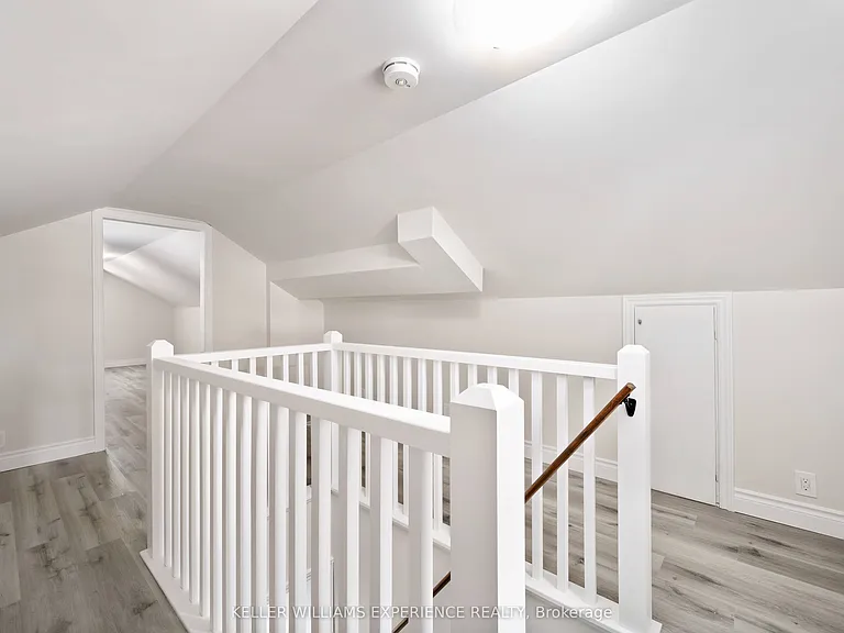52 Cundles Rd E #UPPER — Photo 13