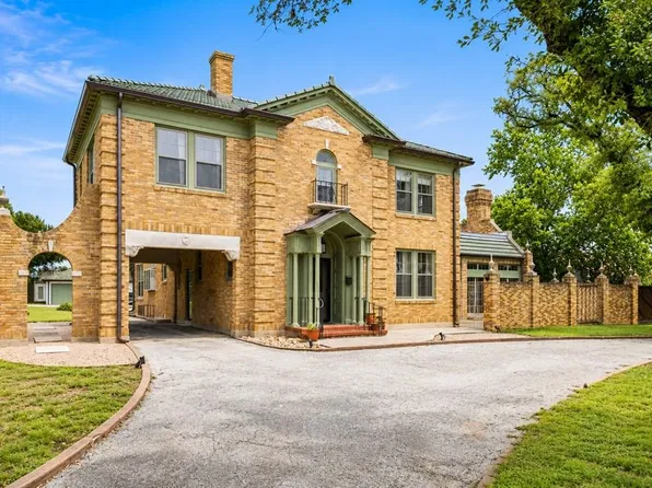 618 W Main St, Kerrville, TX 78028