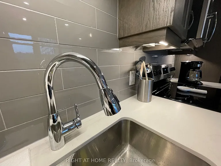 118 King St E #1015 — Photo 12