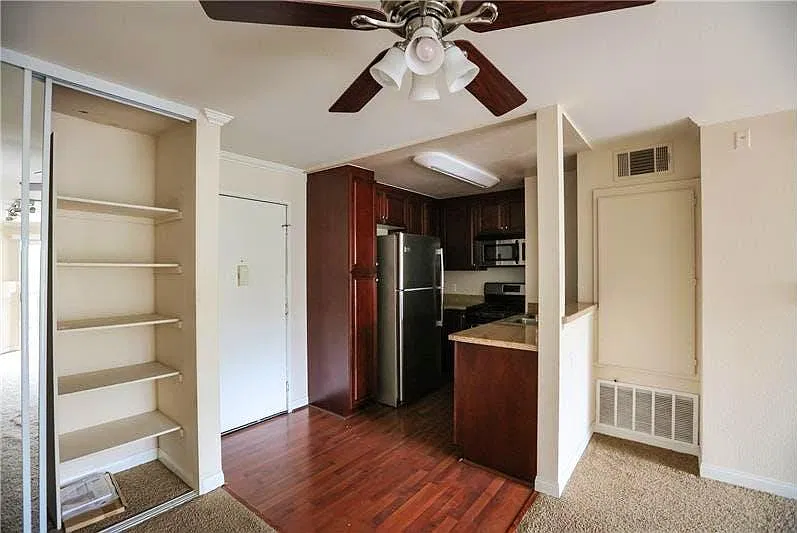 5550 Owensmouth Ave — Photo 2