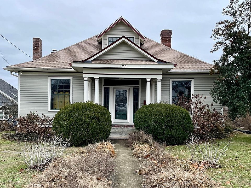 Apartment is on the second floor of a historic home in Lockeland Springs in East Nashville. Great location! Near restaurants, greenway, Shelby Park, & Five Points area.