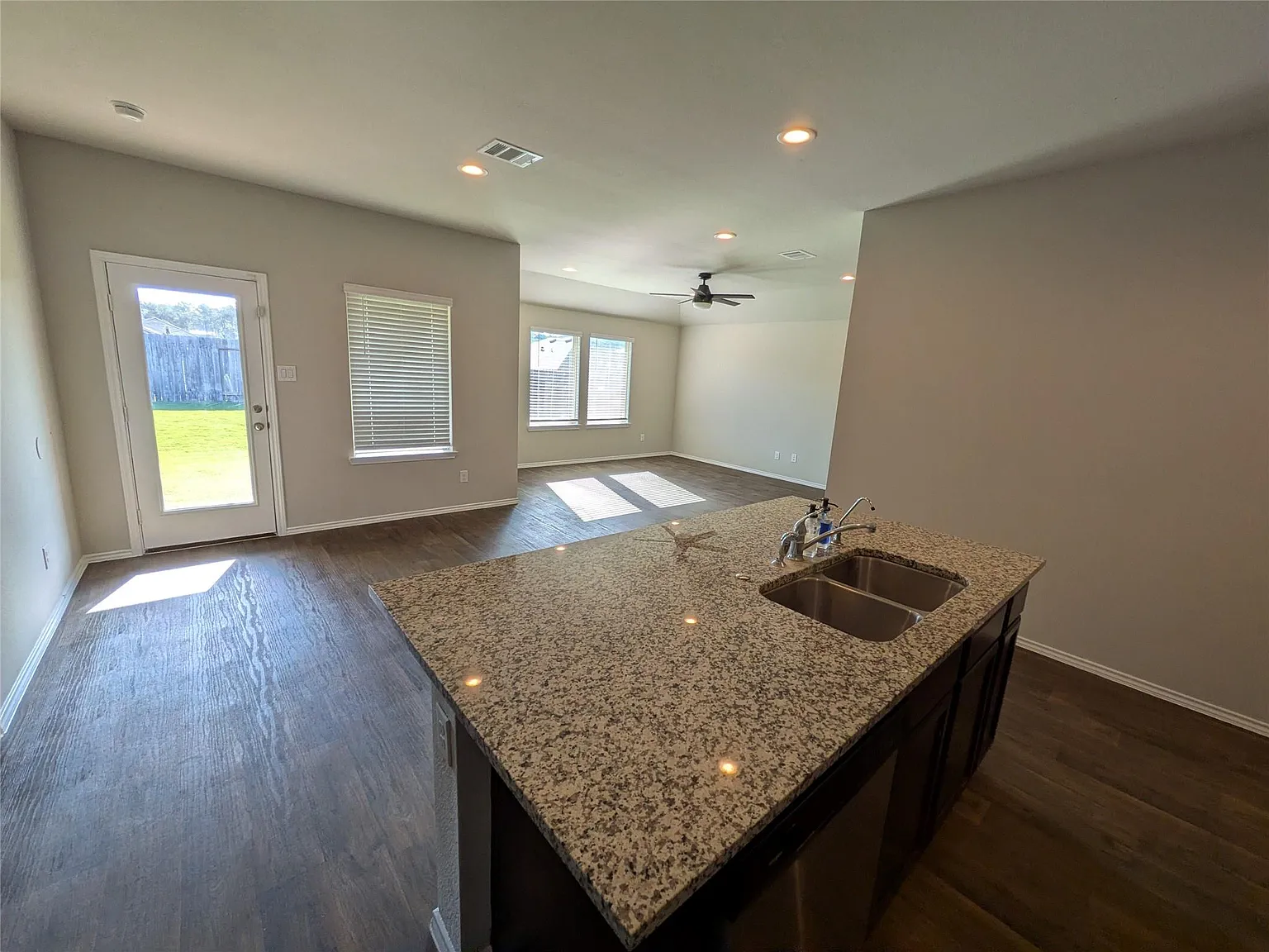 3 bed, 2.0 bath, 1633 sqft, $2,000 — Photo 3
