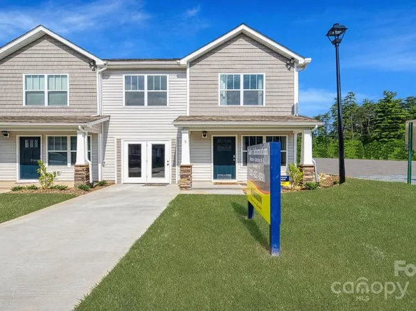 33 Virginia Commons Dr, Arden, NC 28704