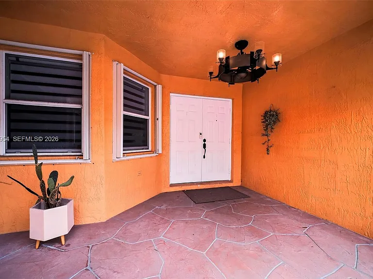 685 SW 198th Ter — Photo 4