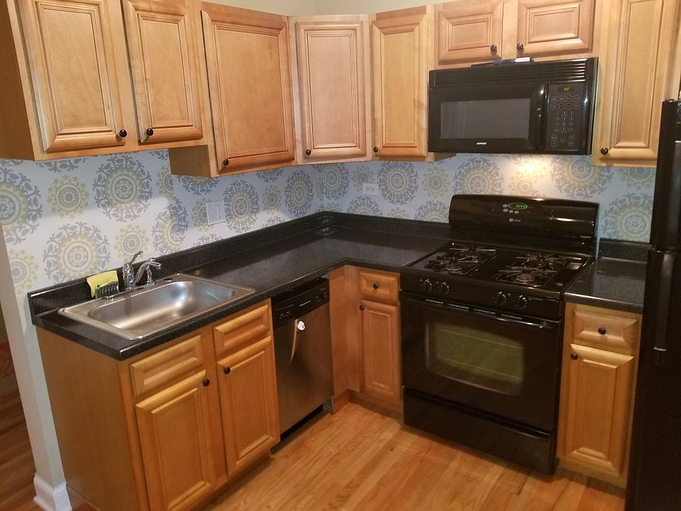 1st image of 2421 W Thorndale Ave