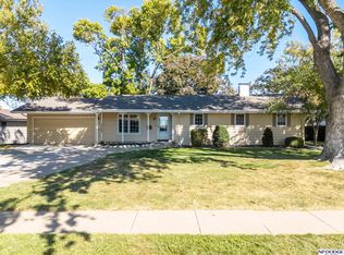 7606 Springfield Dr, Omaha, NE 68114