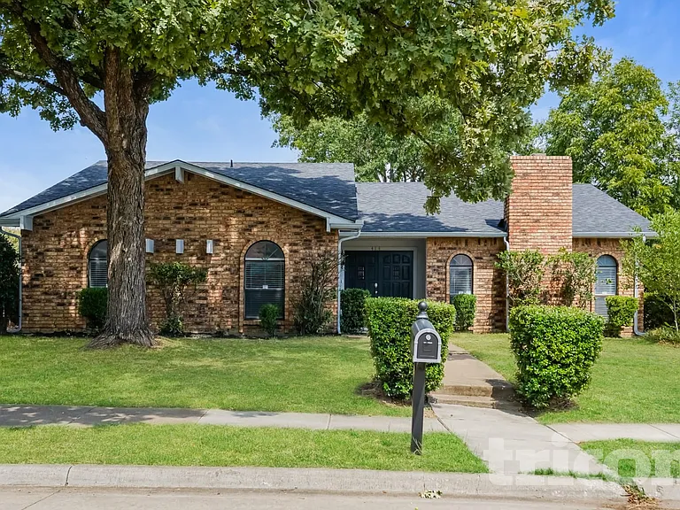 414 Hemlock Dr — Photo 1