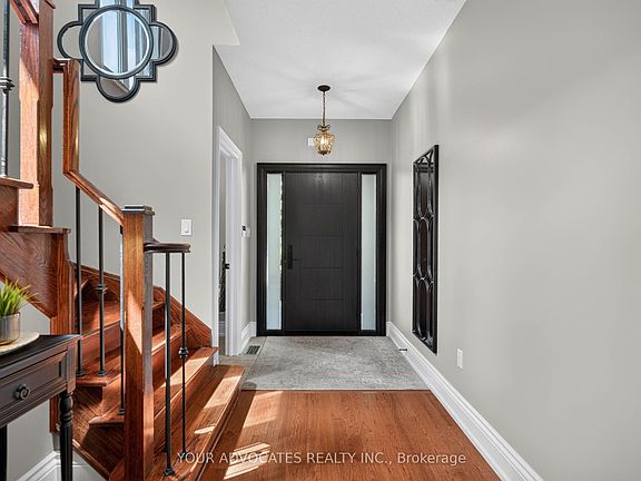 5th image of 228 Twin Hills Cres