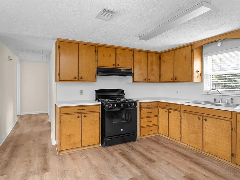 6002 Shelburne St — Photo 12