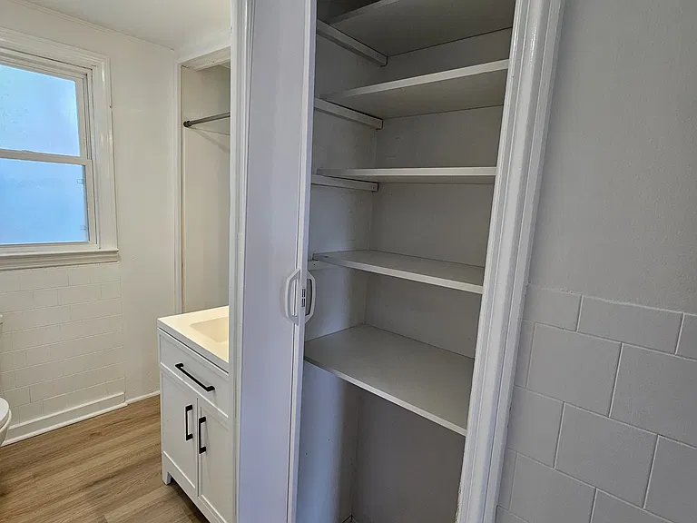 Linen closet (Bathroom)