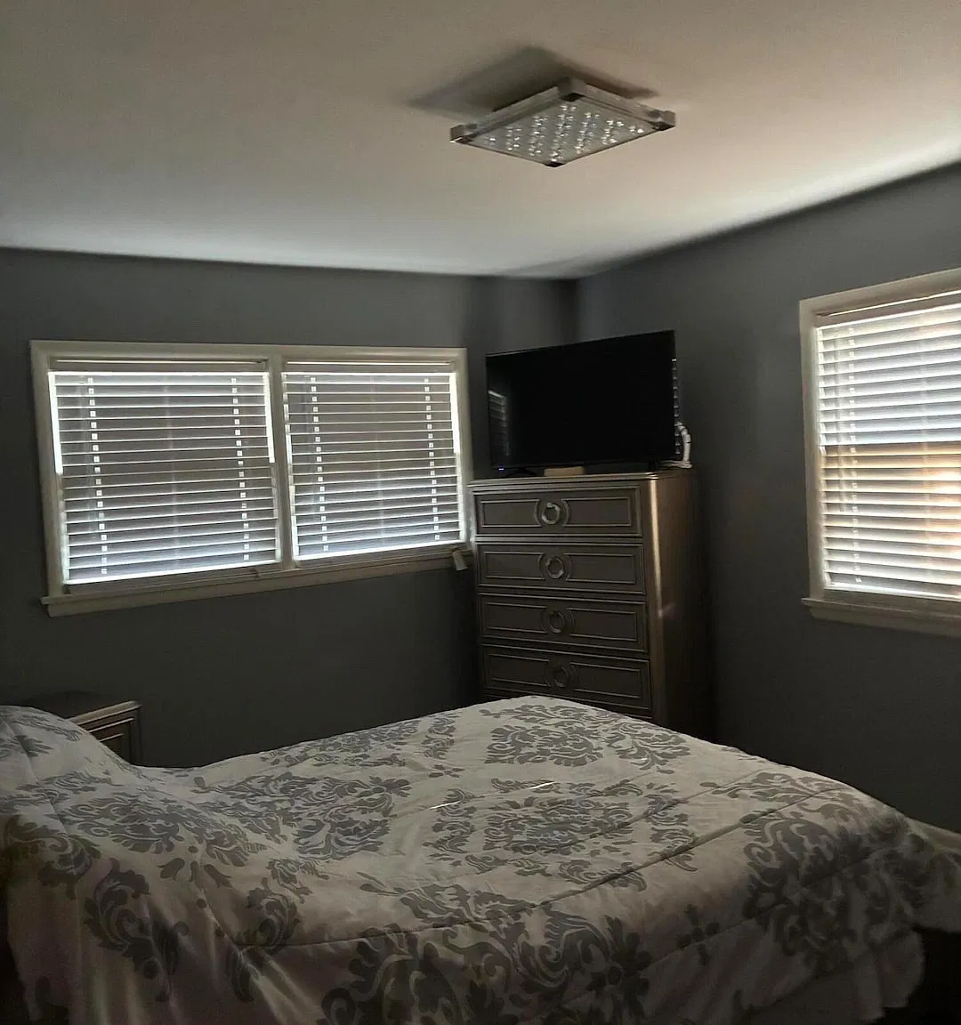 1051 Roberts St — Photo 3