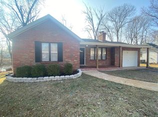 8 Lakewood Dr, Belleville, IL