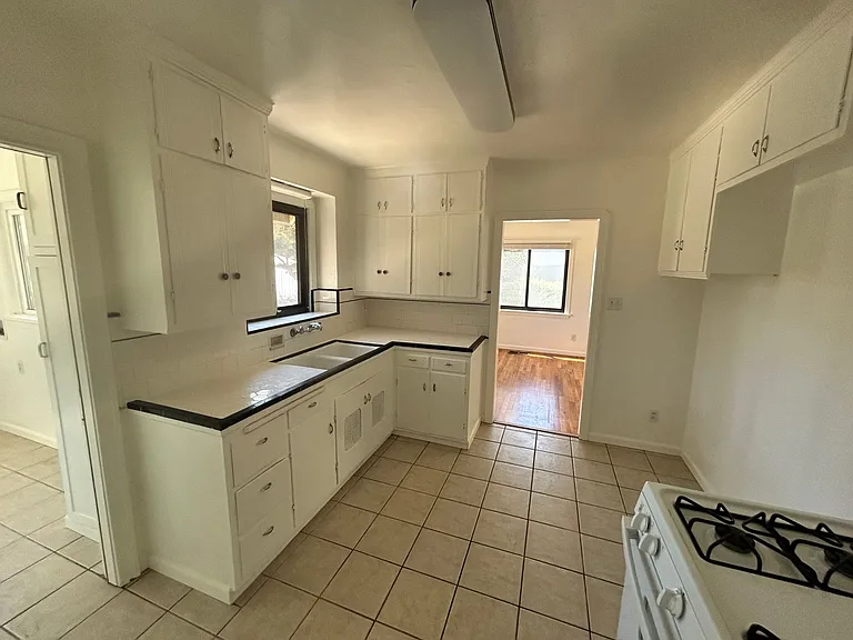 225 Sunset Blvd — Photo 11