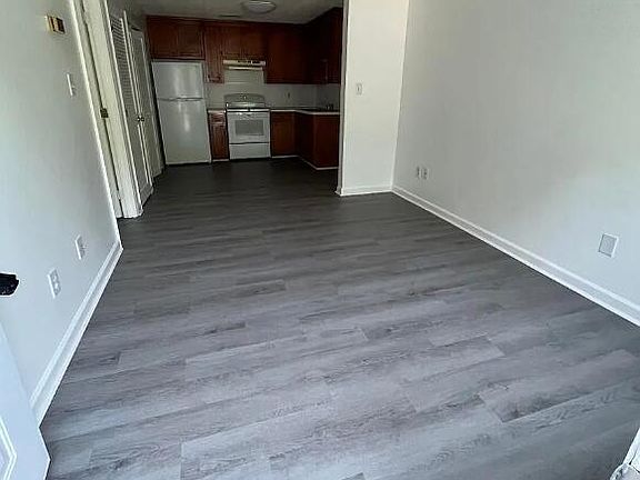 5th image of 911 Palace Ct