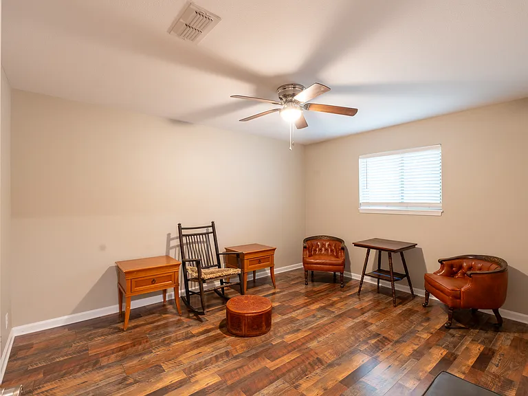 960 Springhill Dr — Photo 15