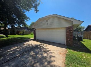 806 Ranchoak Dr, Yukon, OK 73099