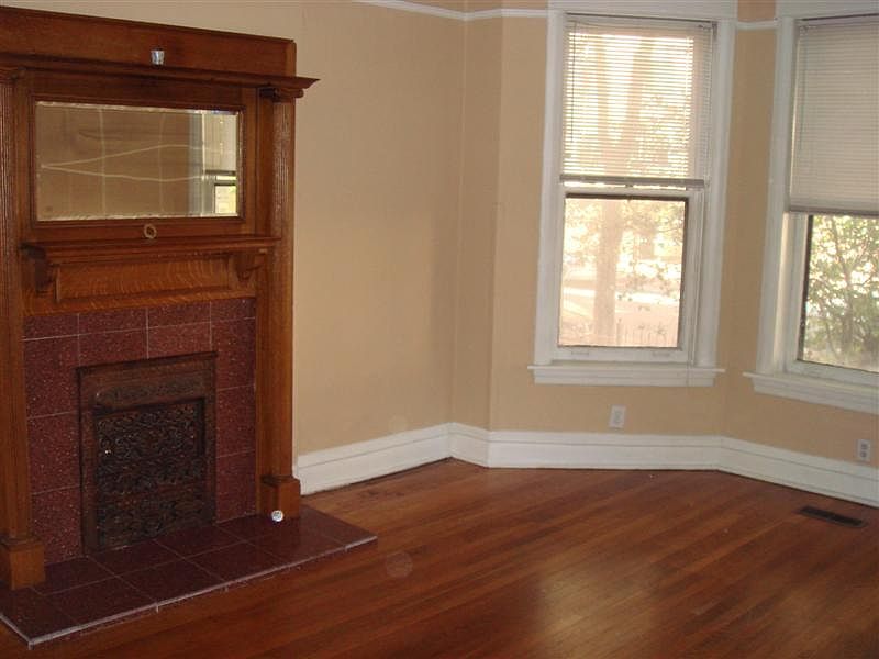 2nd image of 835 W Wellington Ave #2W