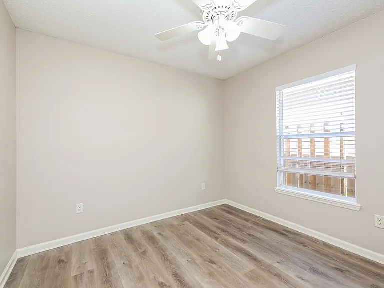 1302 Ardmore St — Photo 13