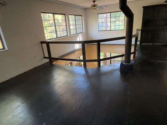 3rd image of 19240 Griffith Ln
