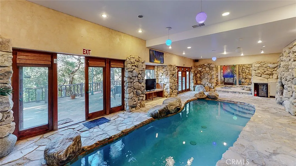 6 bed, 5000 sqft, $11,750 — Photo 1