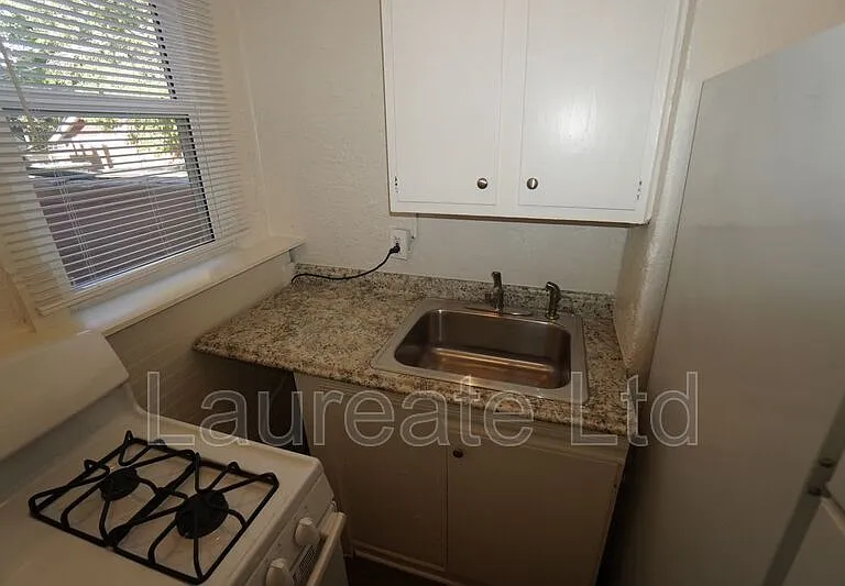 809 N Ogden St — Photo 2