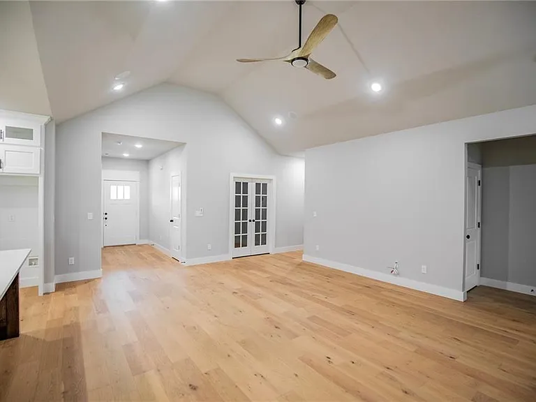 7843 Range Ave — Photo 5