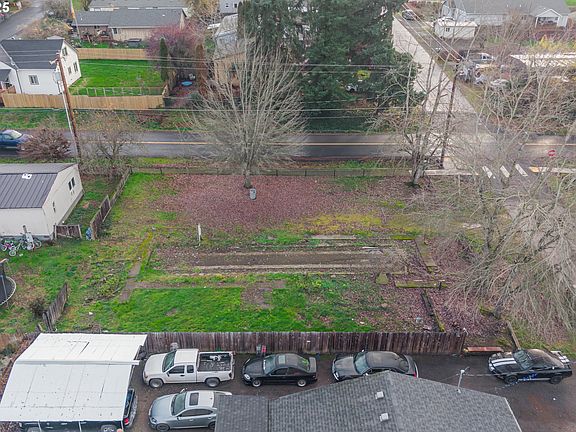 5th image of 160 E 7th St