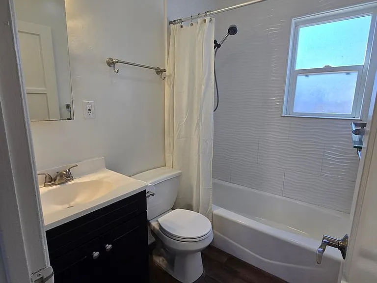260 W 18th St — Photo 11