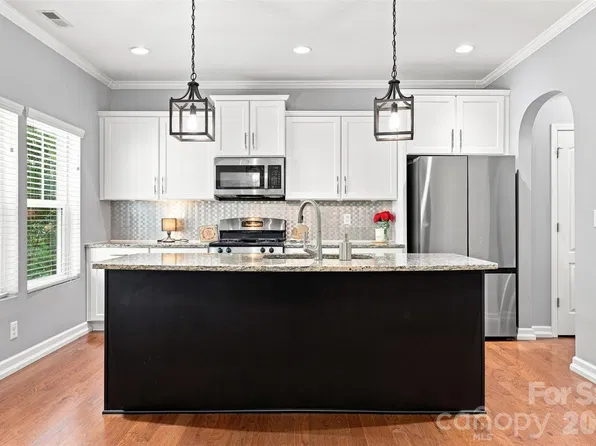 126 Misty Woods Dr, Lake Wylie, SC 29710