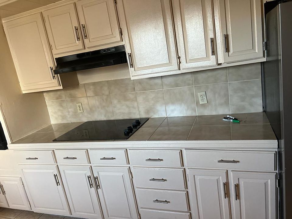 1st image of 185 Beekman Ave #3