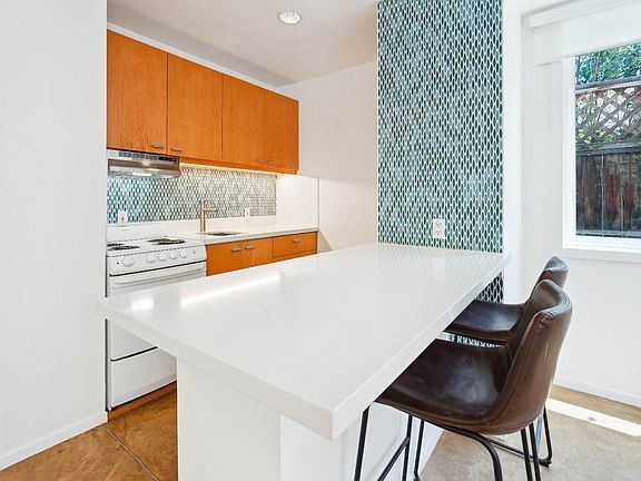 4th image of 808 E 8th St