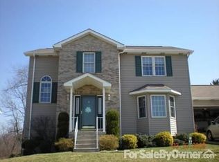 1073 Finchley Rd, North Huntingdon, PA 15642