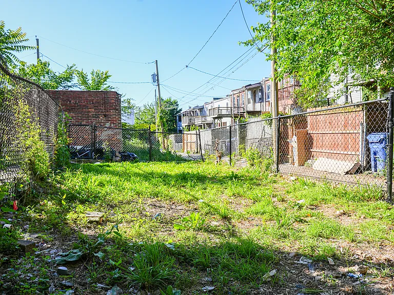 Clarence Ave — Photo 26