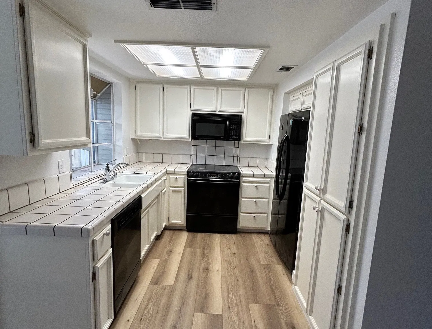 2 bed, 2.5 bath, 1300 sqft, $2,500 — Photo 4
