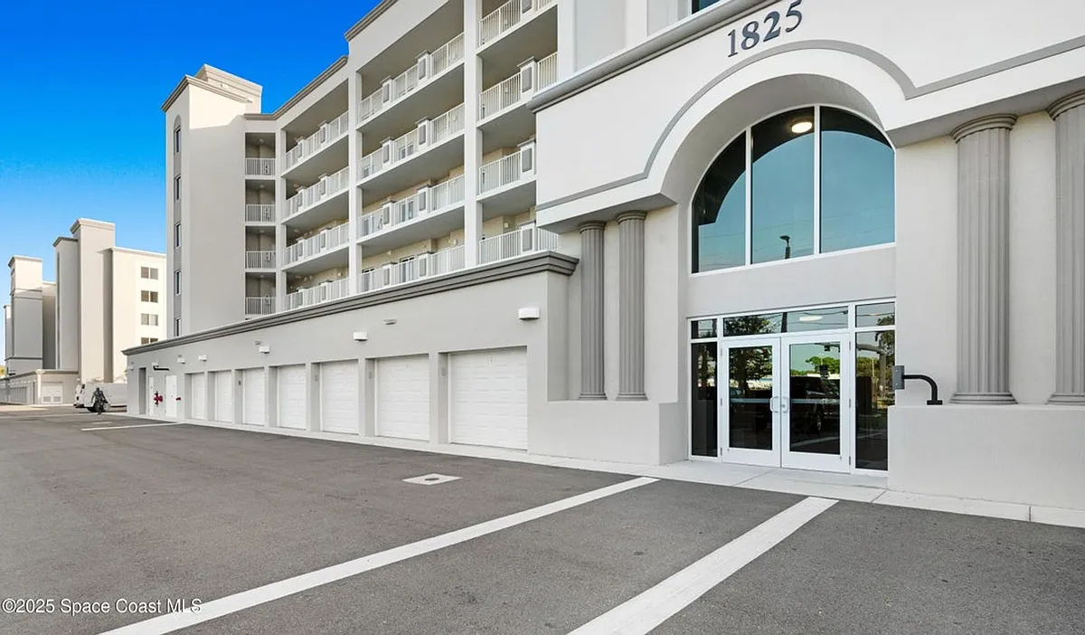 Building Photo - 1825 Riverside Dr #204