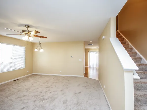 655 Glen Cove Ln, Hampshire, IL 60140