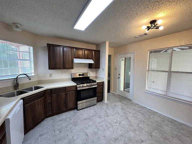 16202 Edgerly Ct — Photo 9