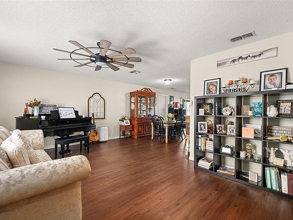 4th image of 443 Foxdale Rd