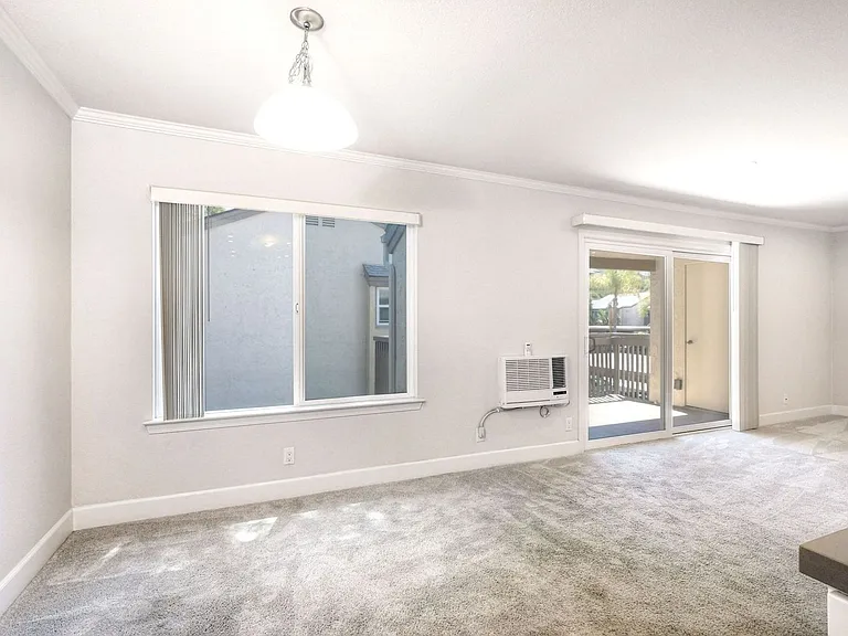 8545 Villa La Jolla Dr #H — Photo 32