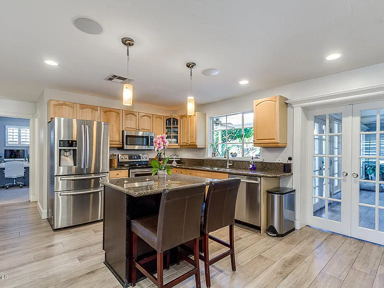 4113 E Minnezona Ave — Photo 6