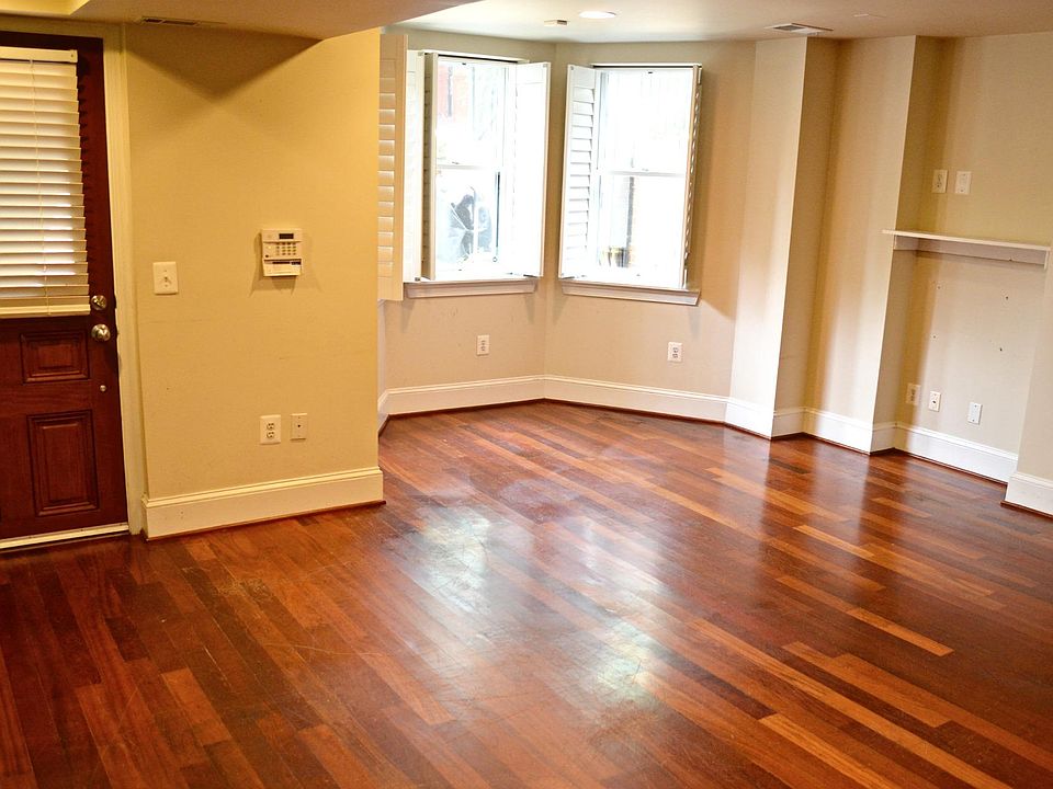 Living room w/ bay window