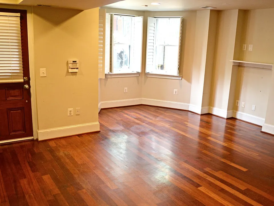 Living room w/ bay window