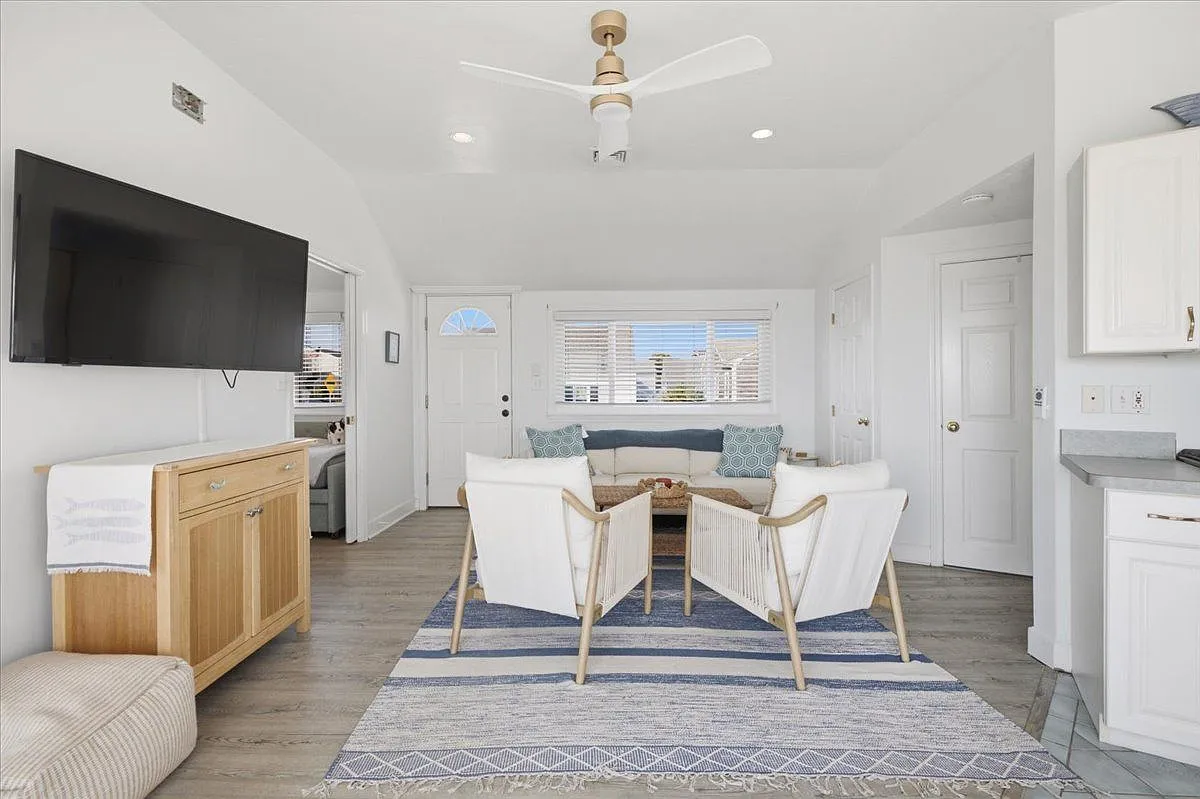 2 bed, 2.0 bath, 914 sqft, $2,700 — Photo 4
