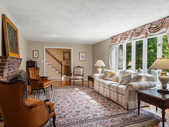 5th image of 25 Greenwood East Ln
