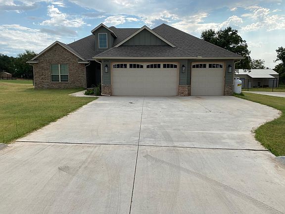 Driveway with 3 car garage